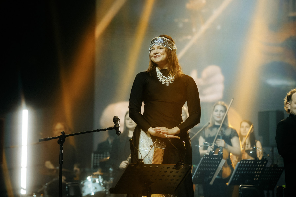 Українські символи та коди в сценічних костюмах Марини Круть на різдвяному шоу
13