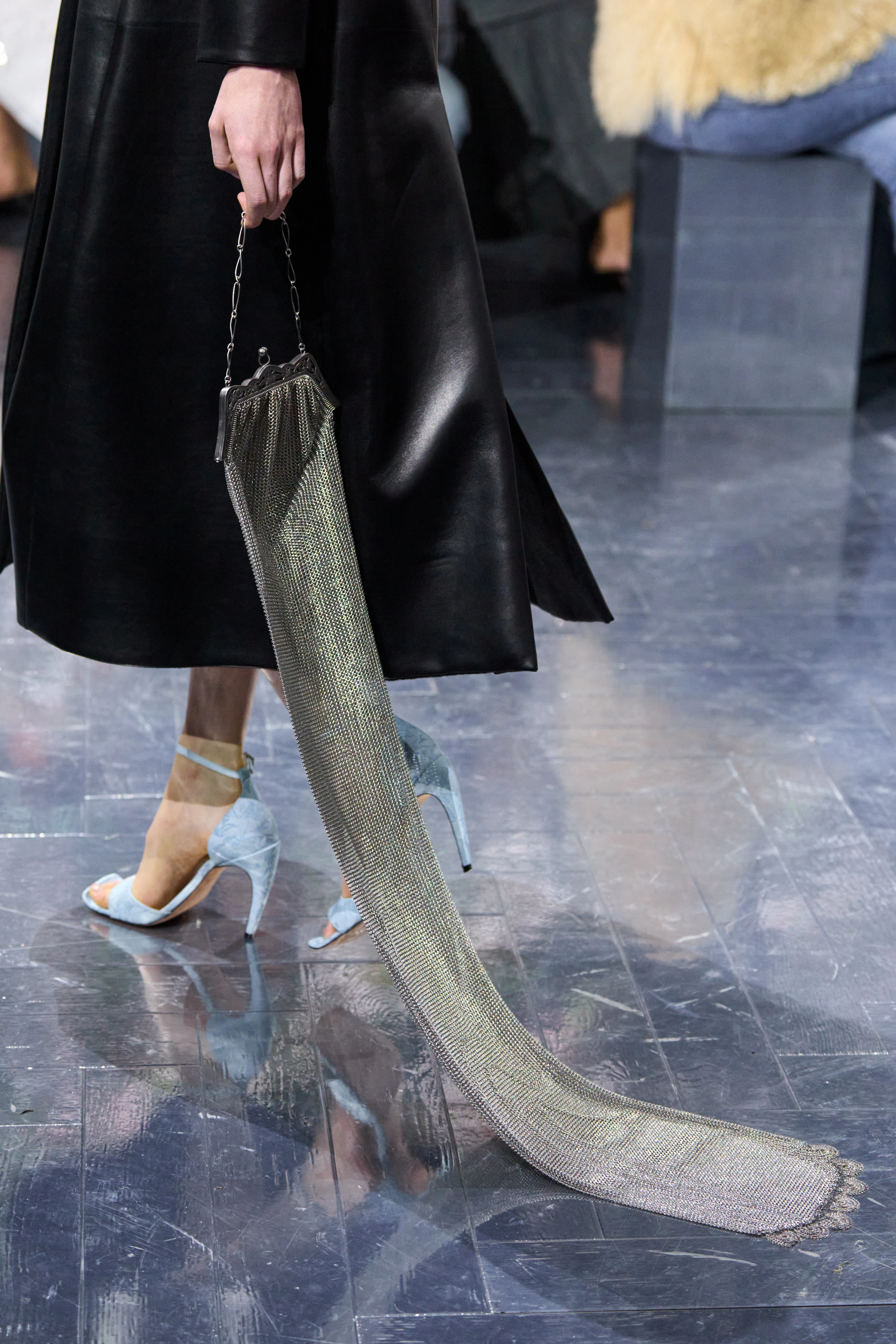 Dior знову популяризує оригінальні сумочки
22