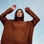 Об’ємні светри: модні способи носити трикотаж.