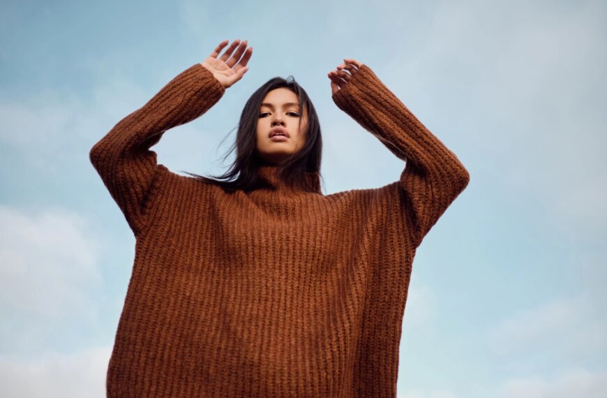 Об’ємні светри: модні способи носити трикотаж.