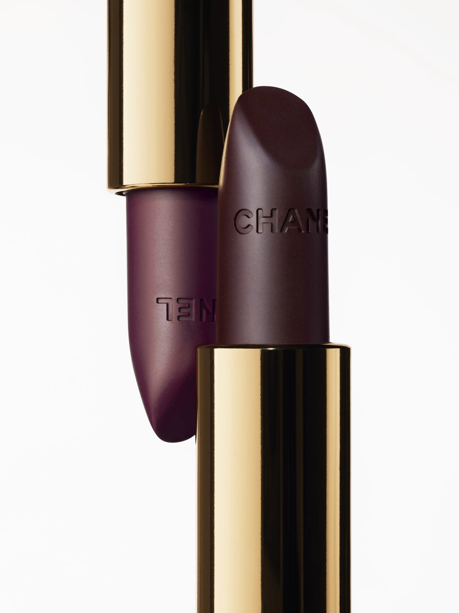 Chanel розкриває Rouge Noir Makeup — нове темне прочитання легендарного кольору.
1