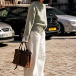 Кремові штани й темні ботфорти: топовий зимовий тандем 2026