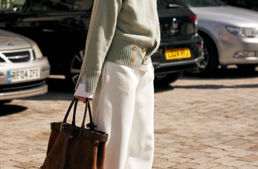 Кремові штани й темні ботфорти: топовий зимовий тандем 2026