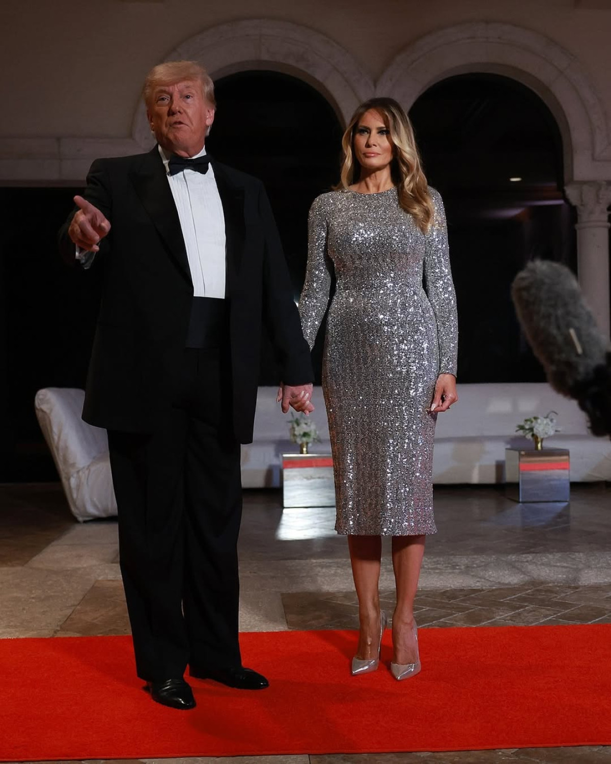 Блискуча срібна сукня Меланії Трамп: святковий і щоденний шик.
2