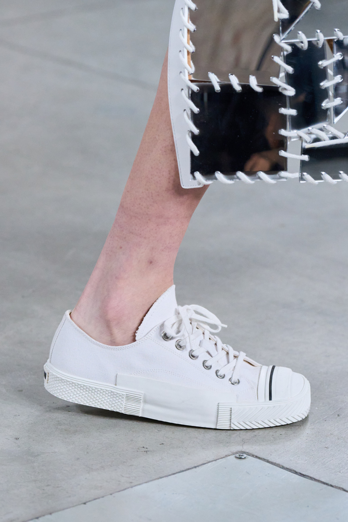 Білі кеди - головний тренд 2026 року, завдяки Ніколь Кідман.
1