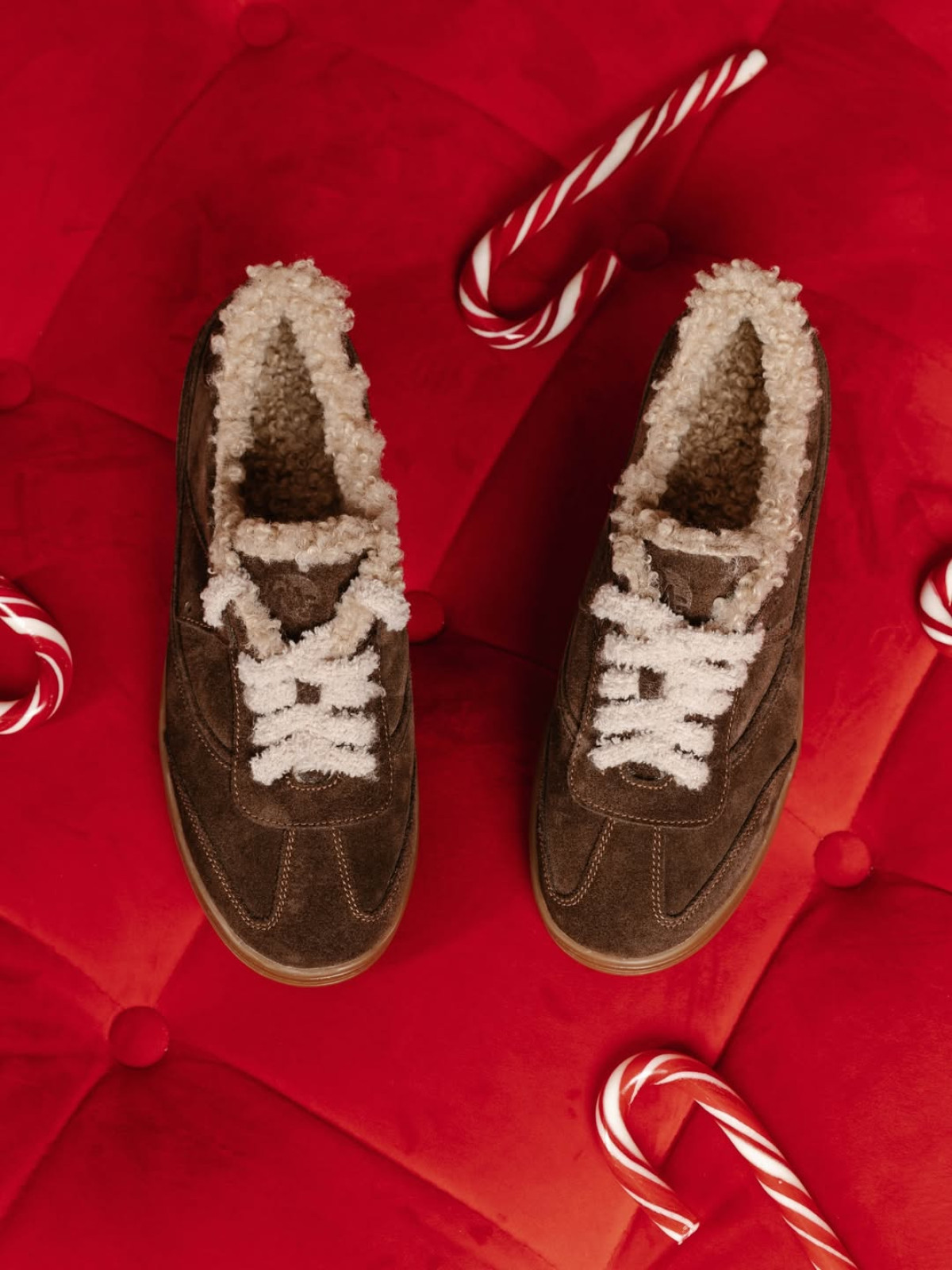 Зимова колекція: Стильні, теплі кросівки, уггі та лофери 2026
2