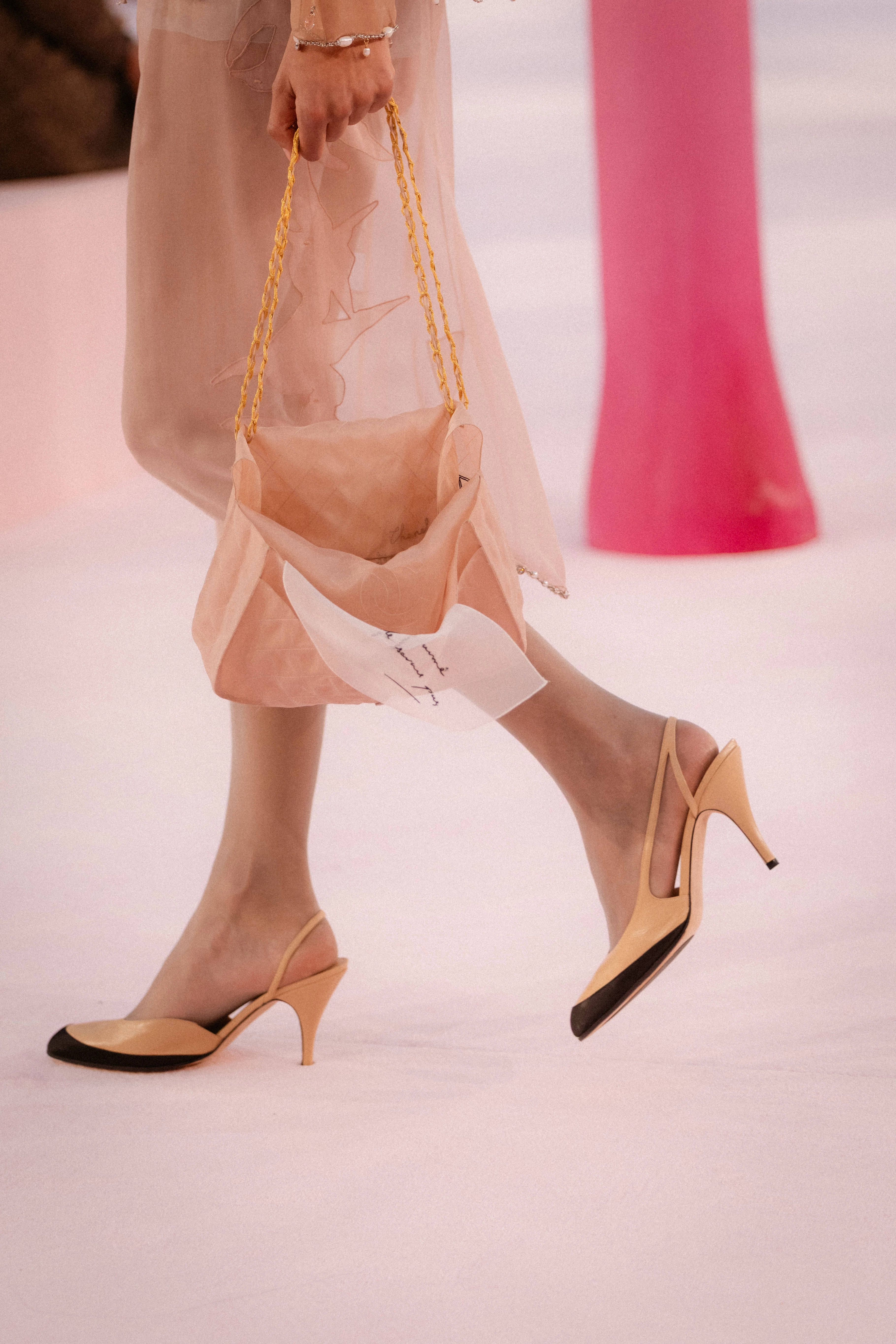 Chanel: Двобарвні черевики, оновлена версія – ідеальне взуття для весняного сезону.
7