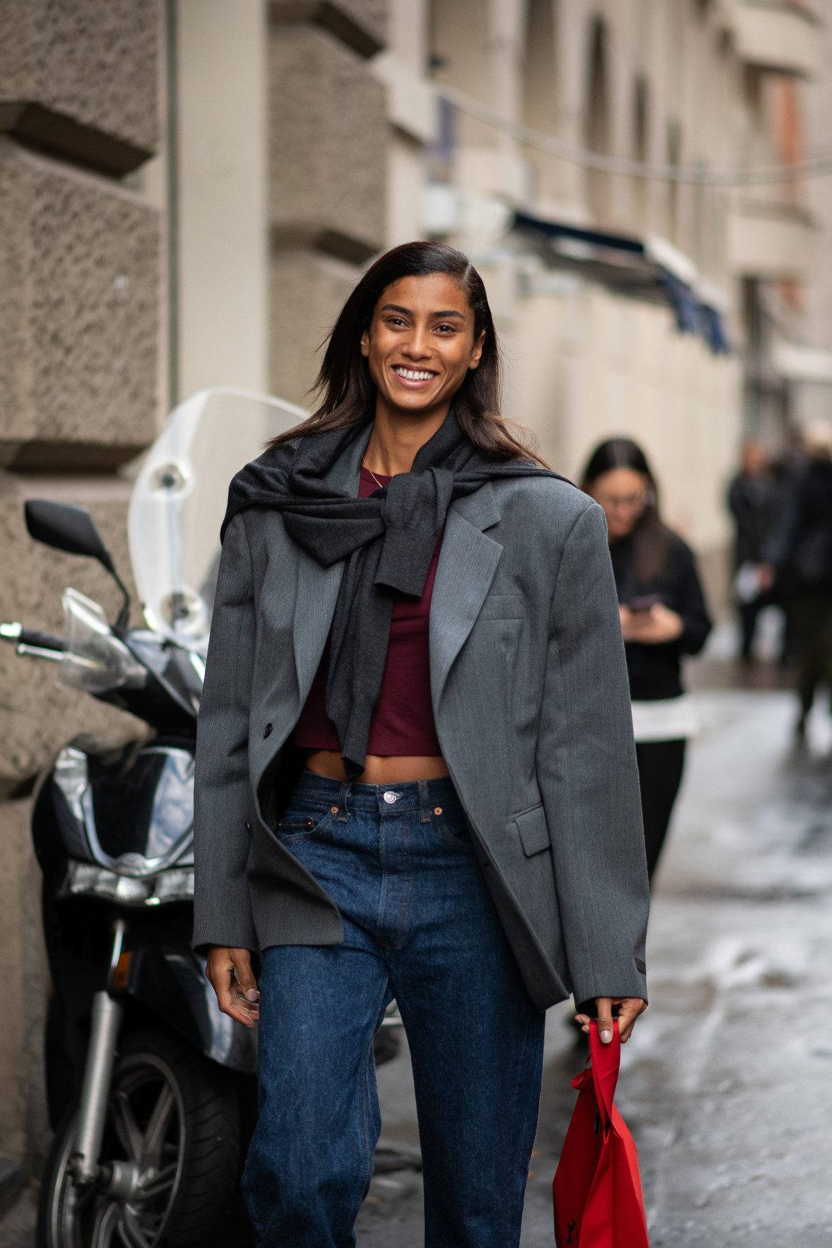 Денім та піджак: щоденний весняний образ 2026, як у Джей Ло.
4