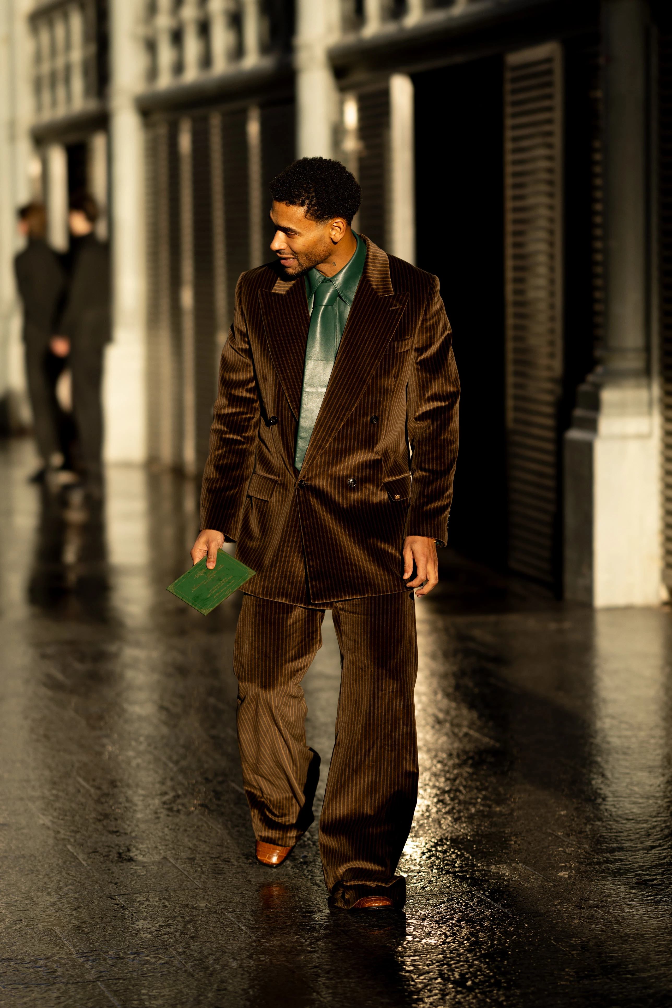 Вулична мода: стильні чоловічі образи з вулиць Парижа
7