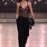 Прозора сукня з 90-х знову в тренді у 2026: поради від Крістен Стюарт, як носити.