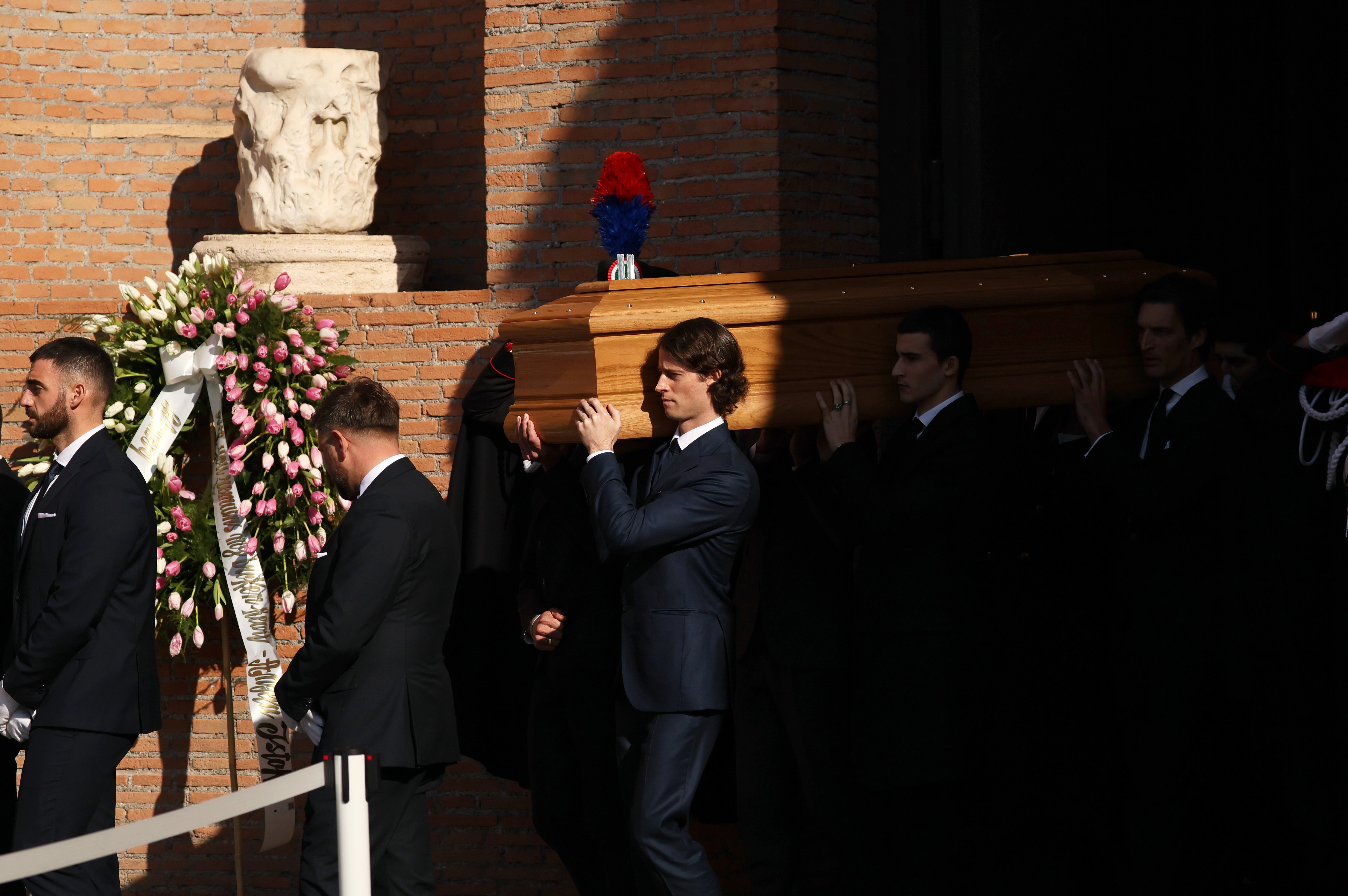 Рим попрощався з Валентино Гаравані, "фінальним імператором" моди.
10