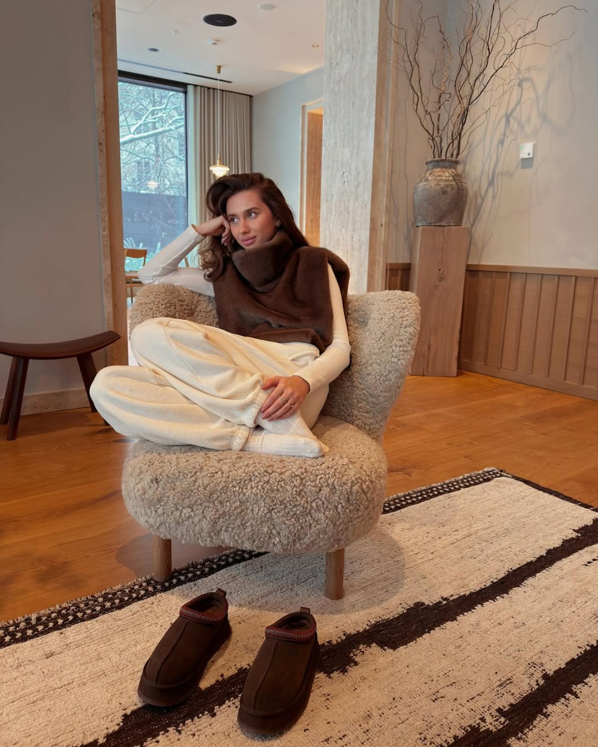 Зимова колекція: Стильні, теплі кросівки, уггі та лофери 2026
14