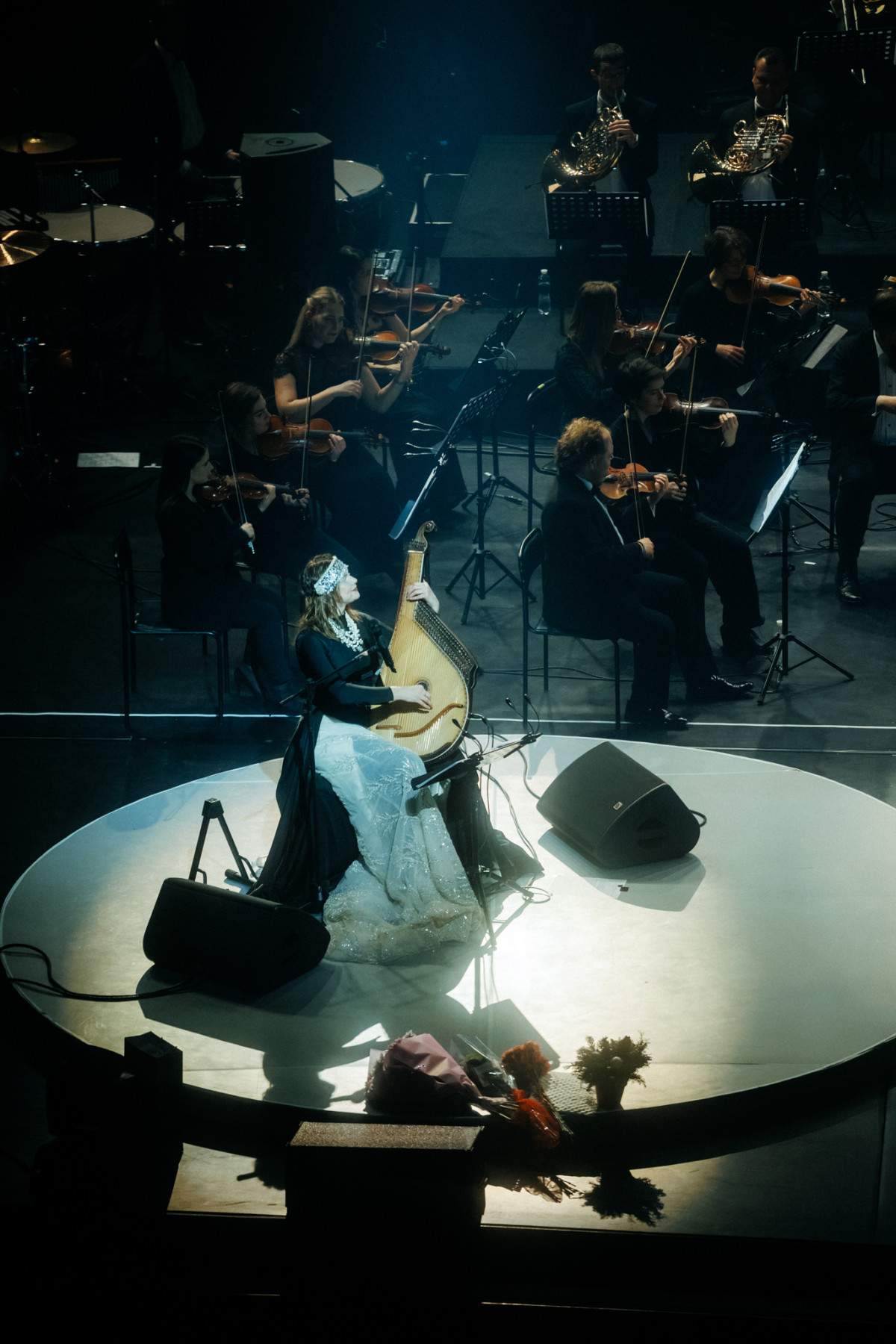 Українські символи та коди в сценічних костюмах Марини Круть на різдвяному шоу
12