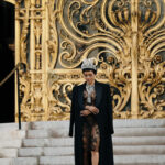 Сяюча Мур в леопарді та Тейлор у прозорій сітці: вбрання на показі Schiaparelli Haute Couture