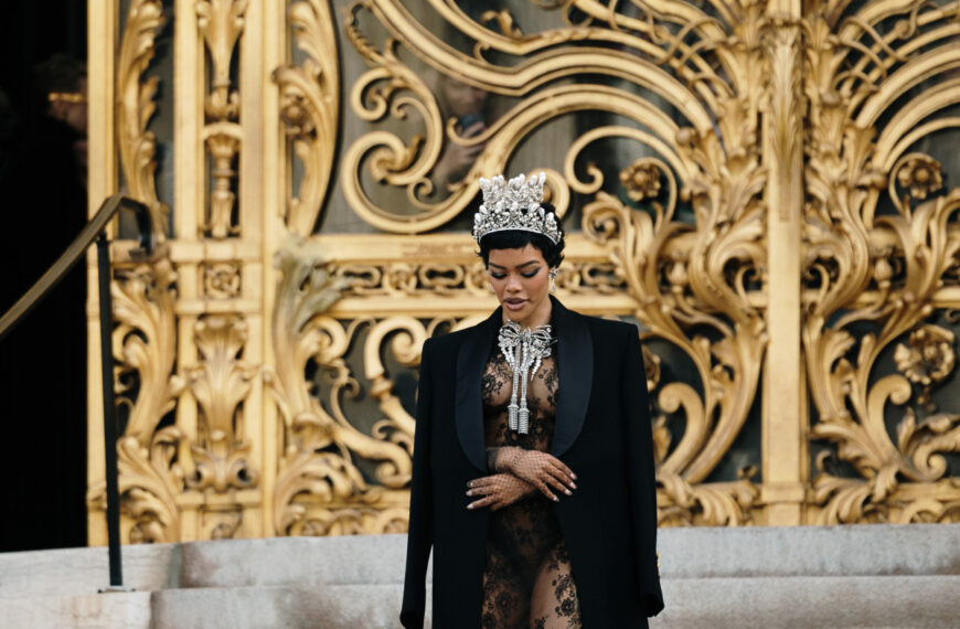 Сяюча Мур в леопарді та Тейлор у прозорій сітці: вбрання на показі Schiaparelli Haute Couture