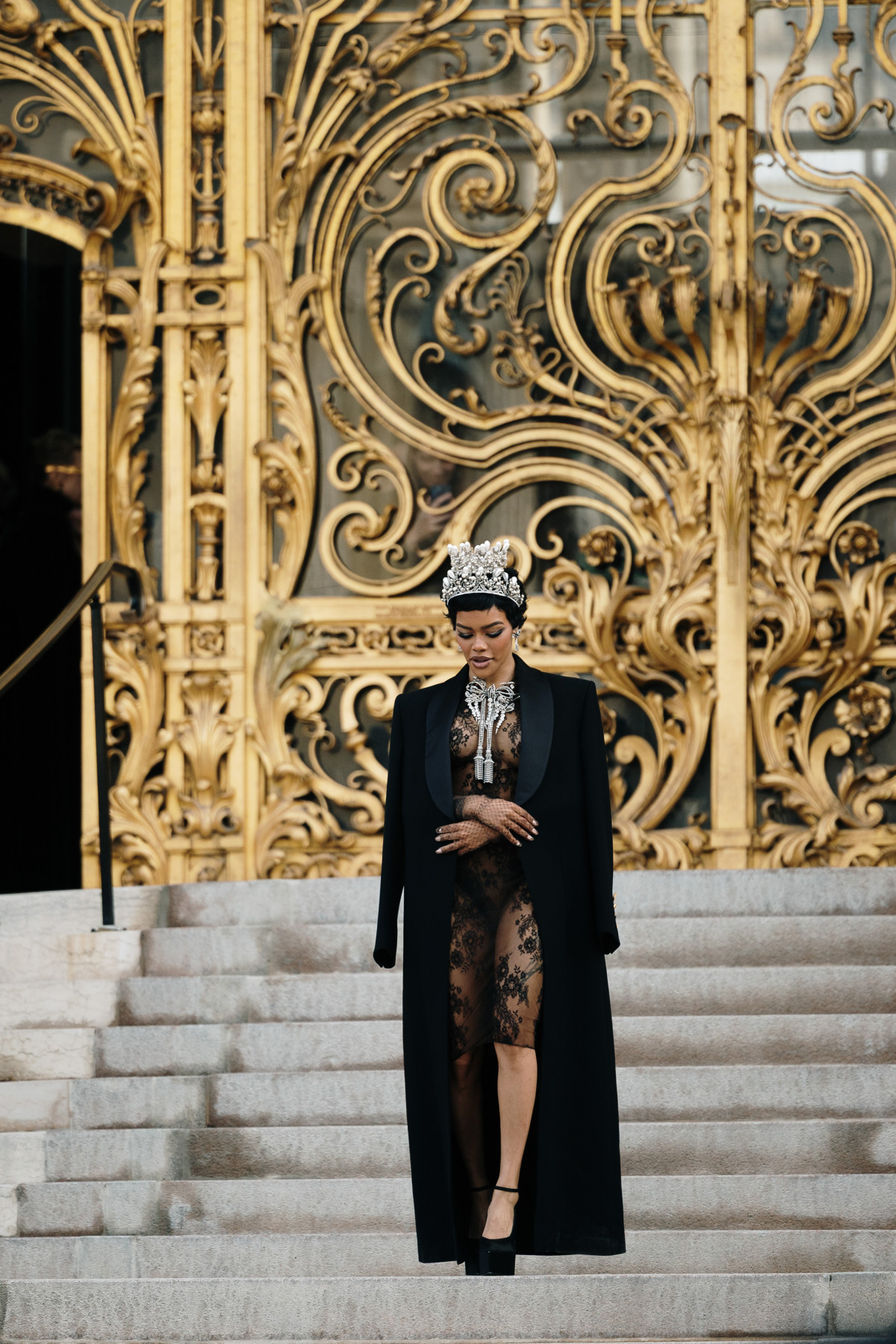 Сяюча Мур в леопарді та Тейлор у прозорій сітці: вбрання на показі Schiaparelli Haute Couture
0