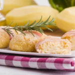 Картопляні галушки з яблуками