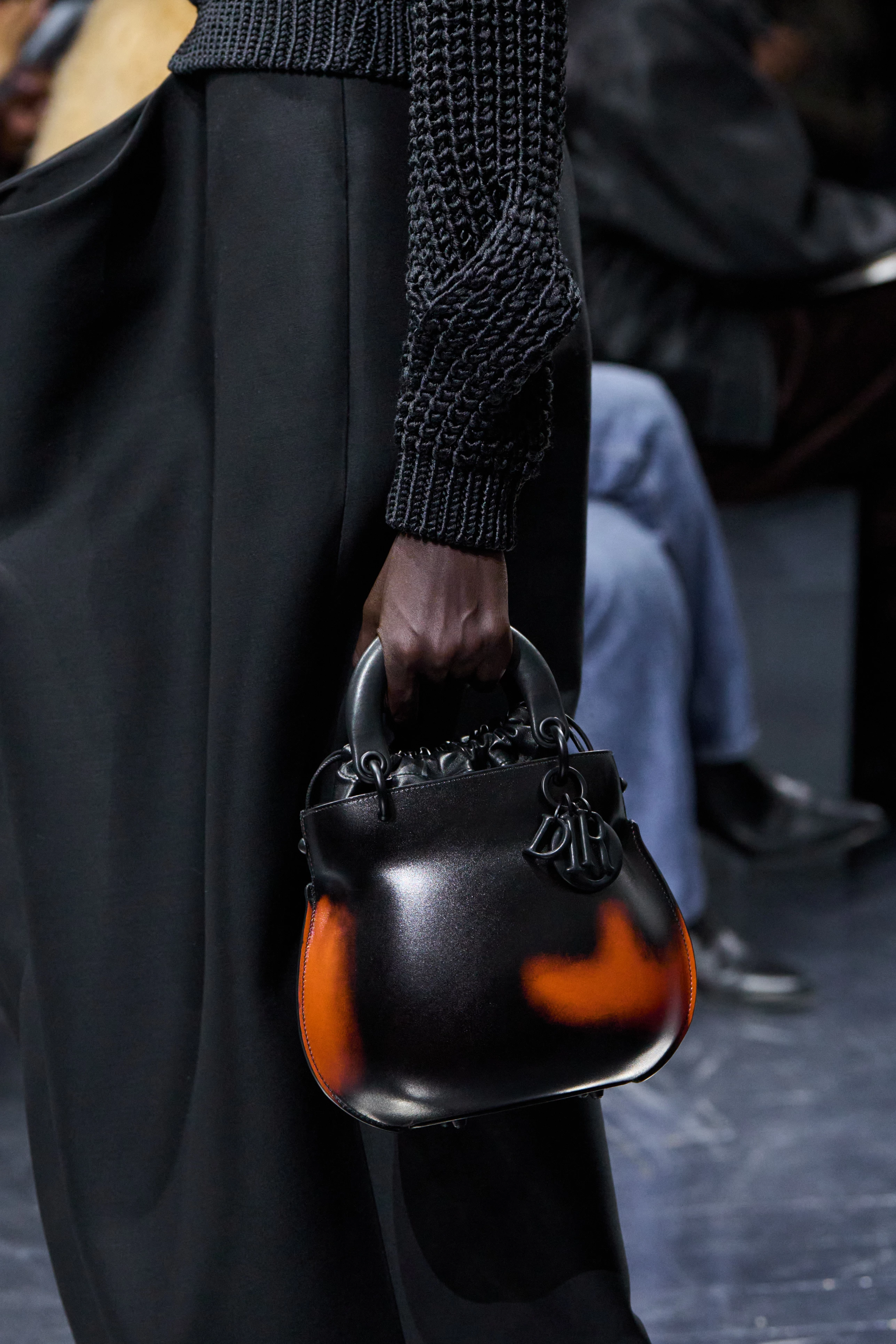 Dior знову популяризує оригінальні сумочки
4