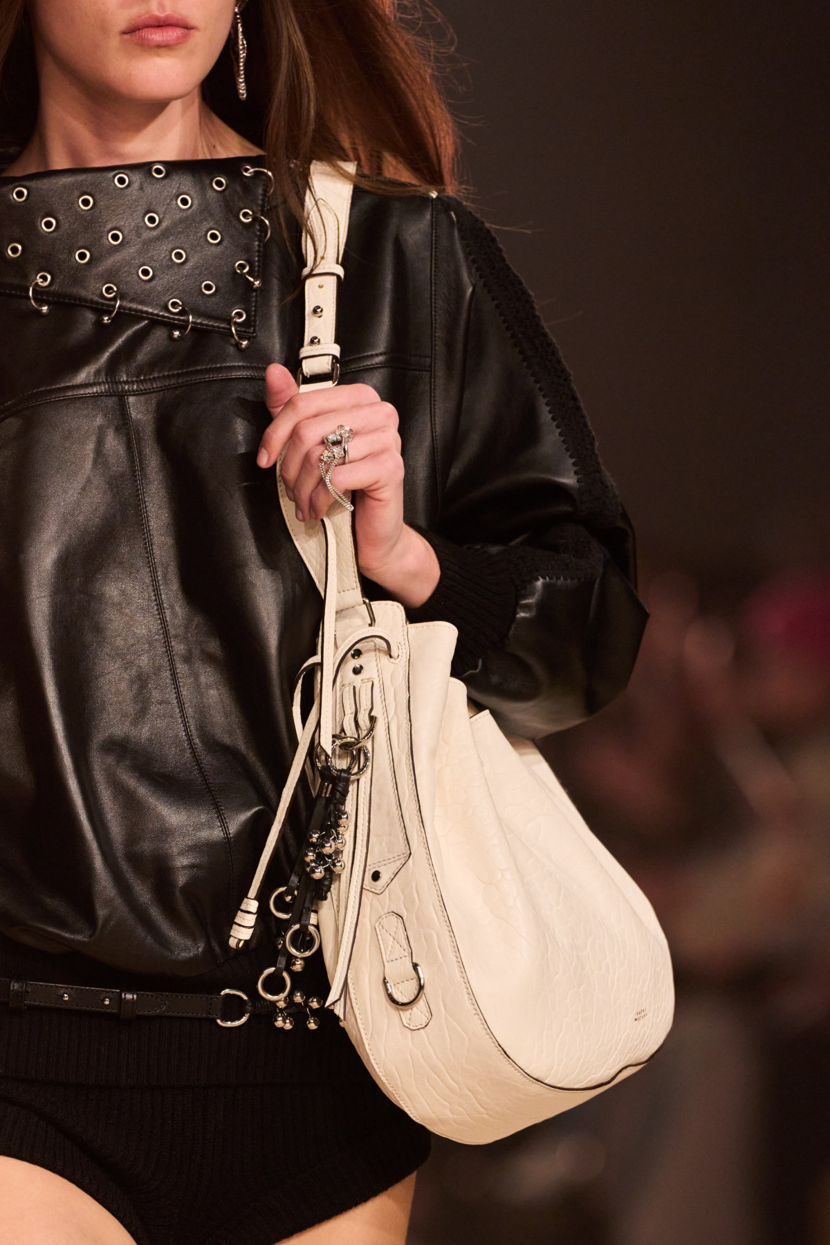 Наймодніші варіанти замість традиційної чорної сумки для поповнення гардеробу у 2026.
2