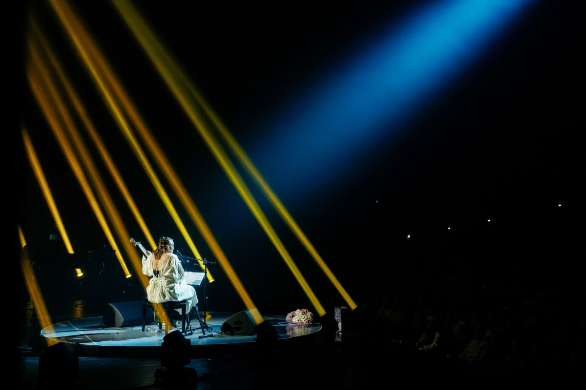 Українські символи та коди в сценічних костюмах Марини Круть на різдвяному шоу
9