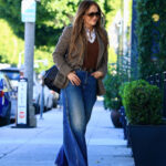 Денім та піджак: щоденний весняний образ 2026, як у Джей Ло.