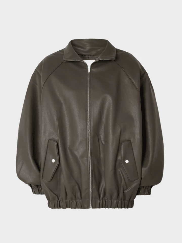 Від косух до об'ємного бомбера: 8 найактуальніших шкіряних курток сезону 2026, які варті уваги
5