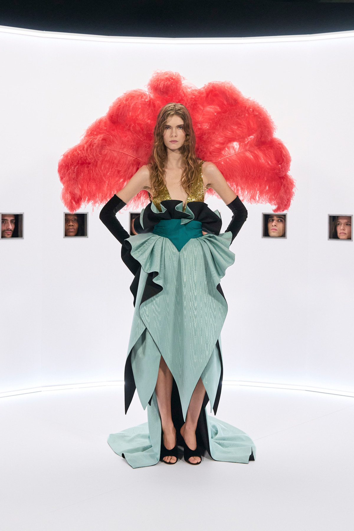 Від вікторіанського стилю до розквіту Голлівуду: перший показ Алессандро Мікеле в Valentino Haute Couture
15