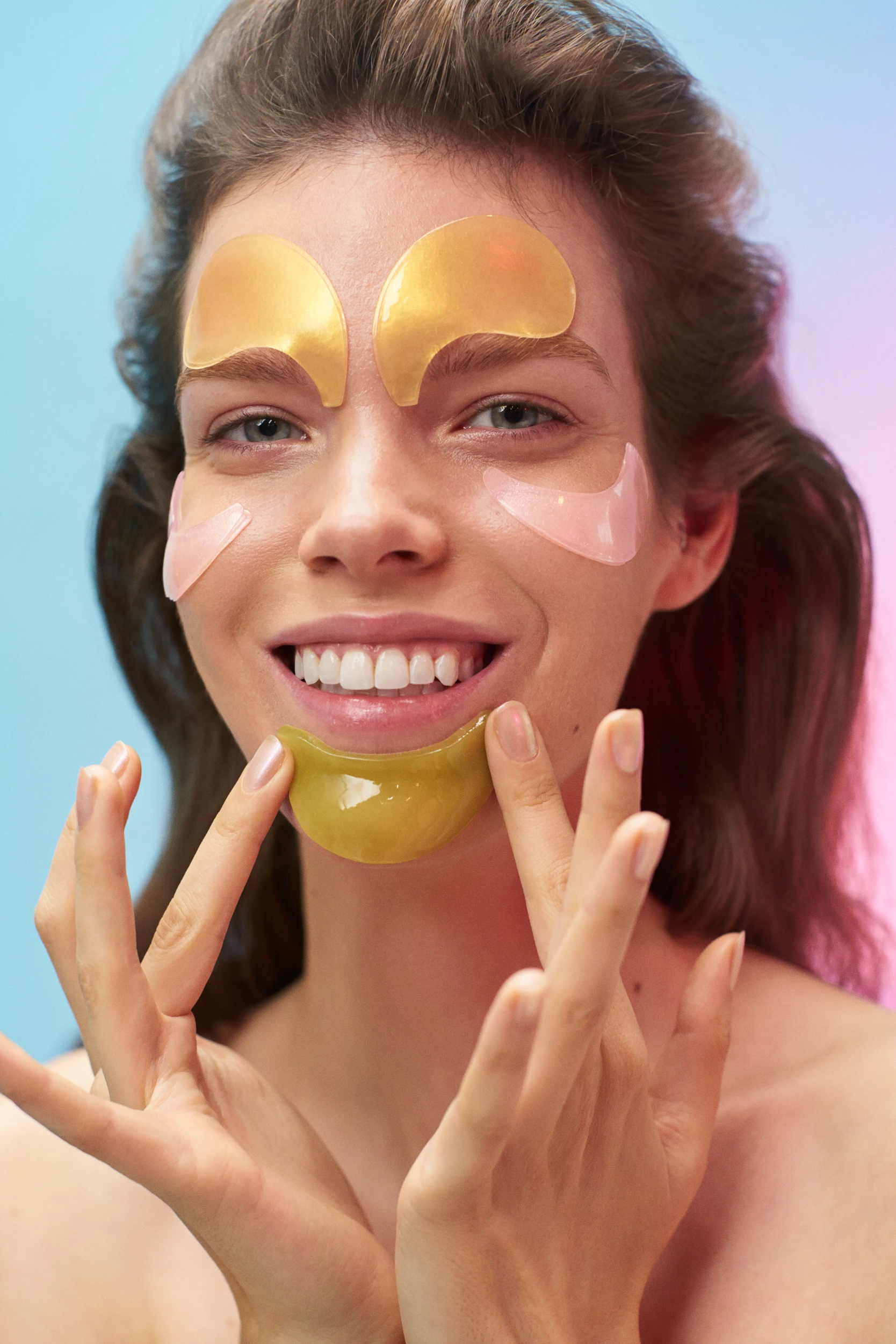 Вірний спосіб застосування патчів під очі
0