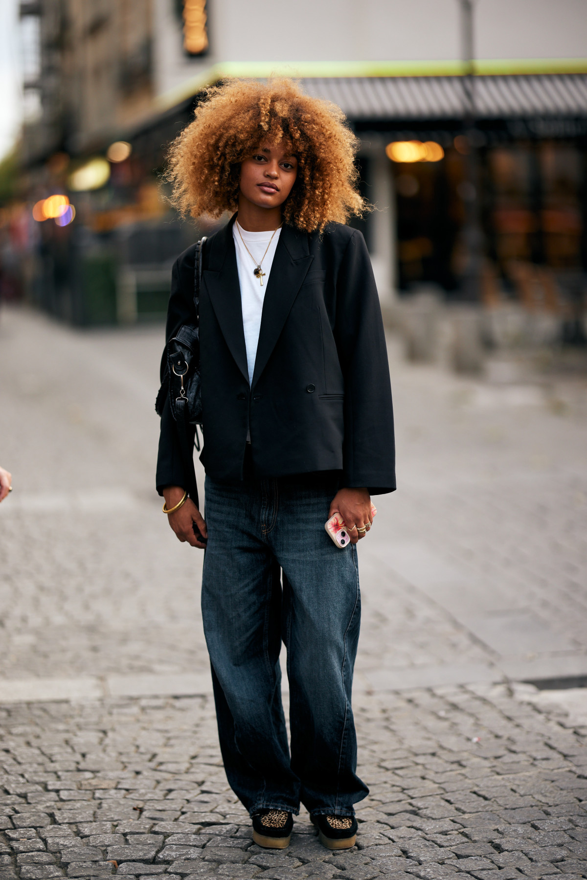 Денім та піджак: щоденний весняний образ 2026, як у Джей Ло.
2