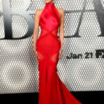 Белла Хадід в ефектній багряній сукні Schiaparelli: майбутній тренд 2026 року.