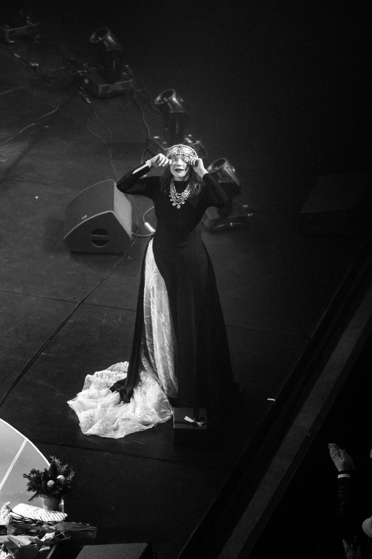 Українські символи та коди в сценічних костюмах Марини Круть на різдвяному шоу
14