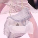 Блазі представив нову ітерацію знаменитої сумки Chanel: легку, наче пір’їнка, та ледь помітну.