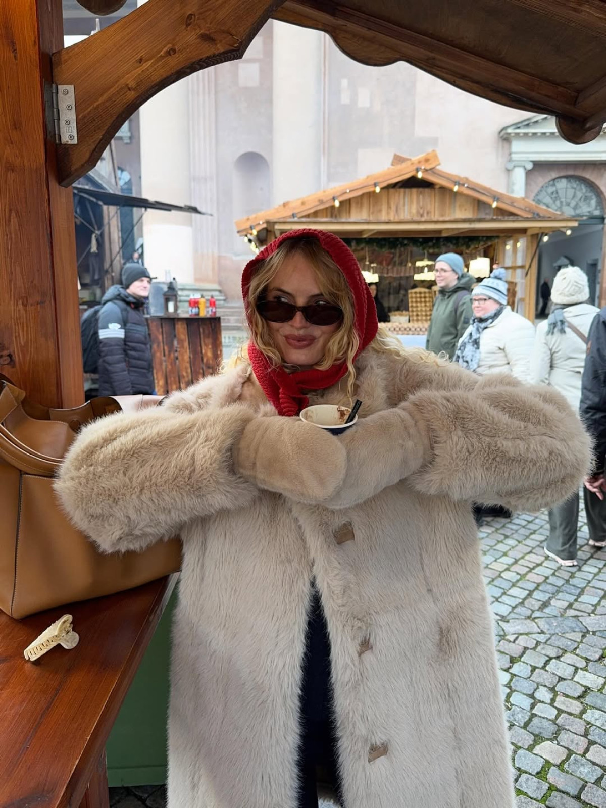 Капор — ключова заміна шапки цієї зими: причини придбати його зараз7