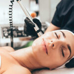 Апаратні процедури в салоні: як зробити так, щоб клієнти поверталися курсами