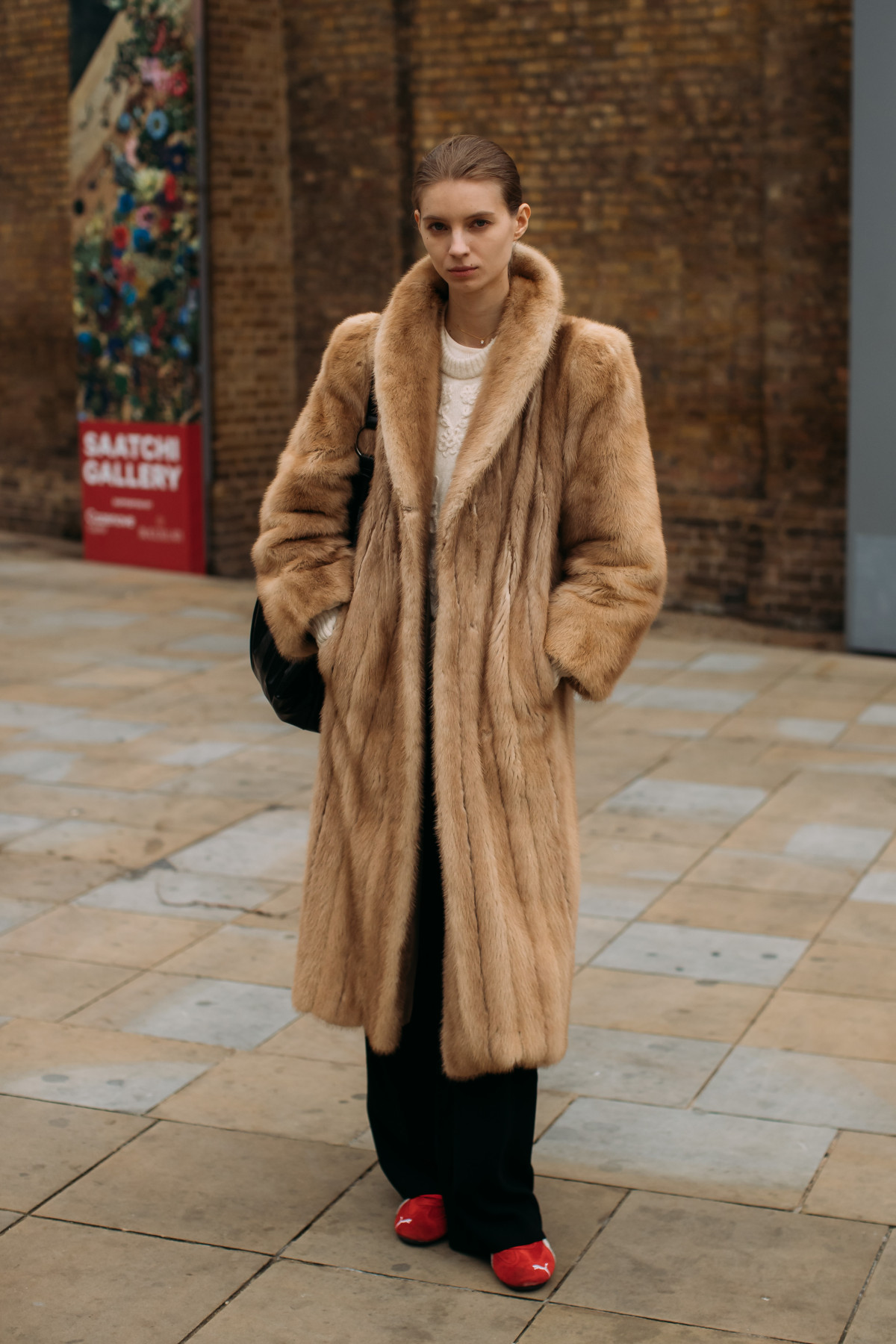 Яке взуття обрати до широких штанів взимку: трендові варіанти
4