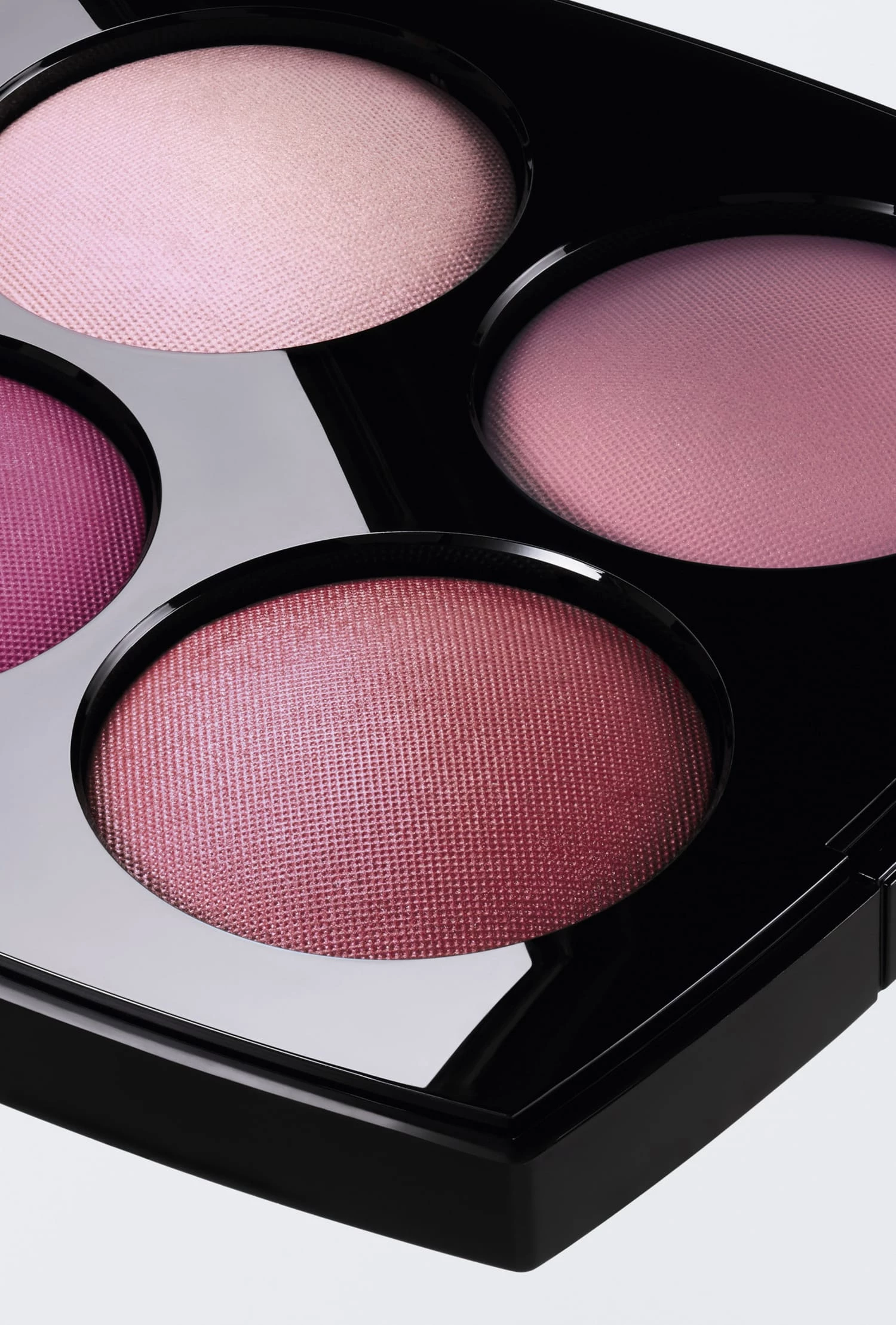 Chanel розкриває Rouge Noir Makeup — нове темне прочитання легендарного кольору.
14