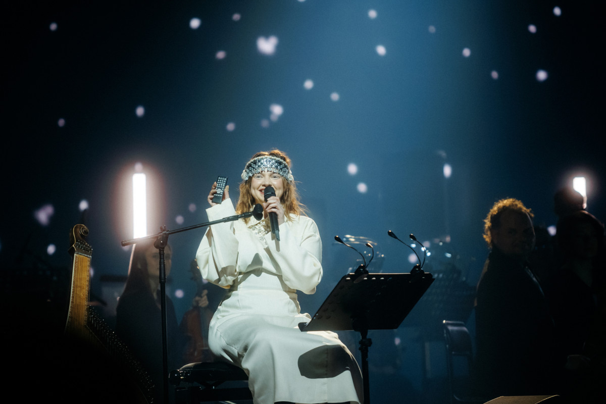 Українські символи та коди в сценічних костюмах Марини Круть на різдвяному шоу
8