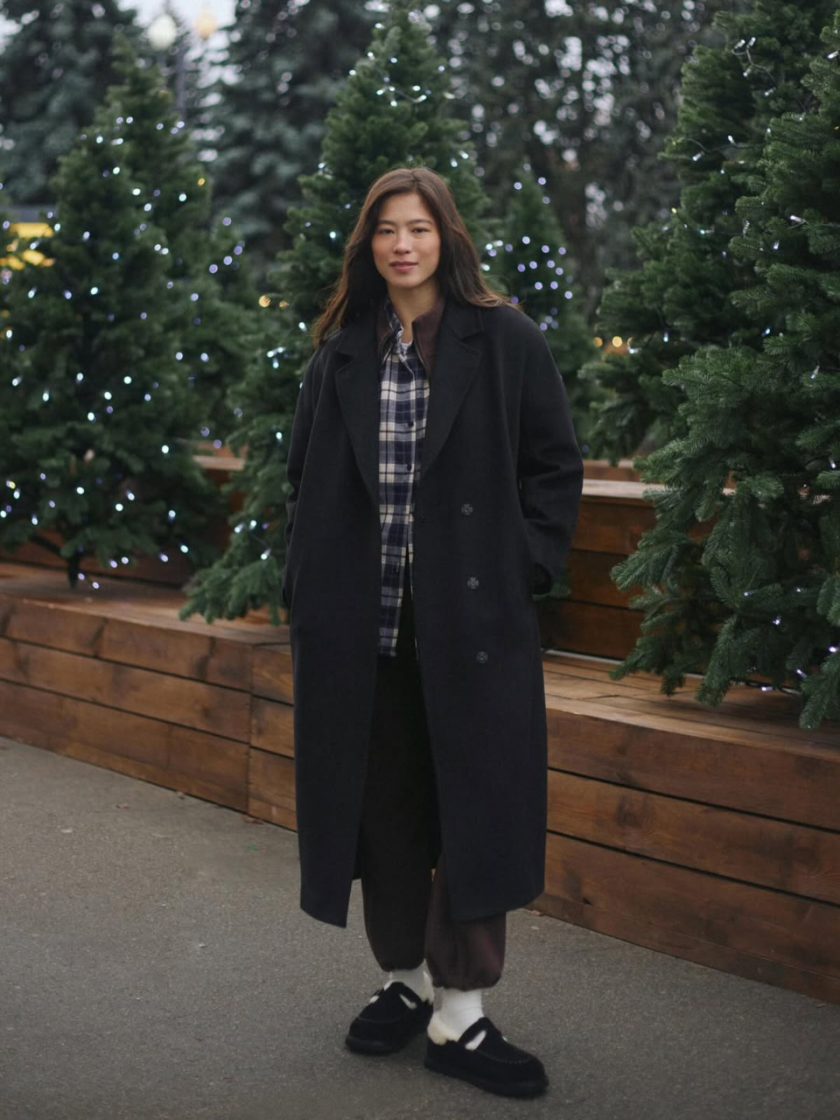 Зимова колекція: Стильні, теплі кросівки, уггі та лофери 2026
12