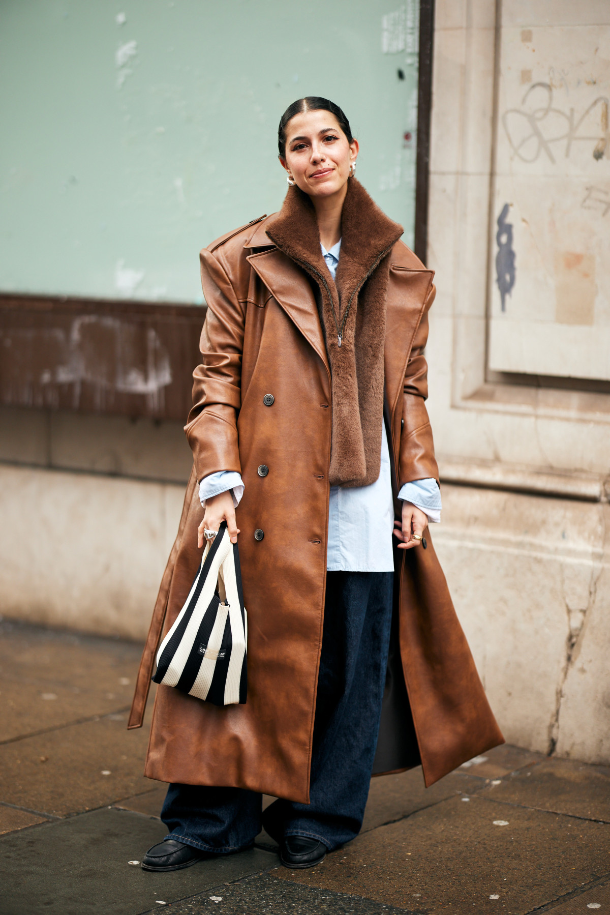 Яке взуття обрати до широких штанів взимку: трендові варіанти
1