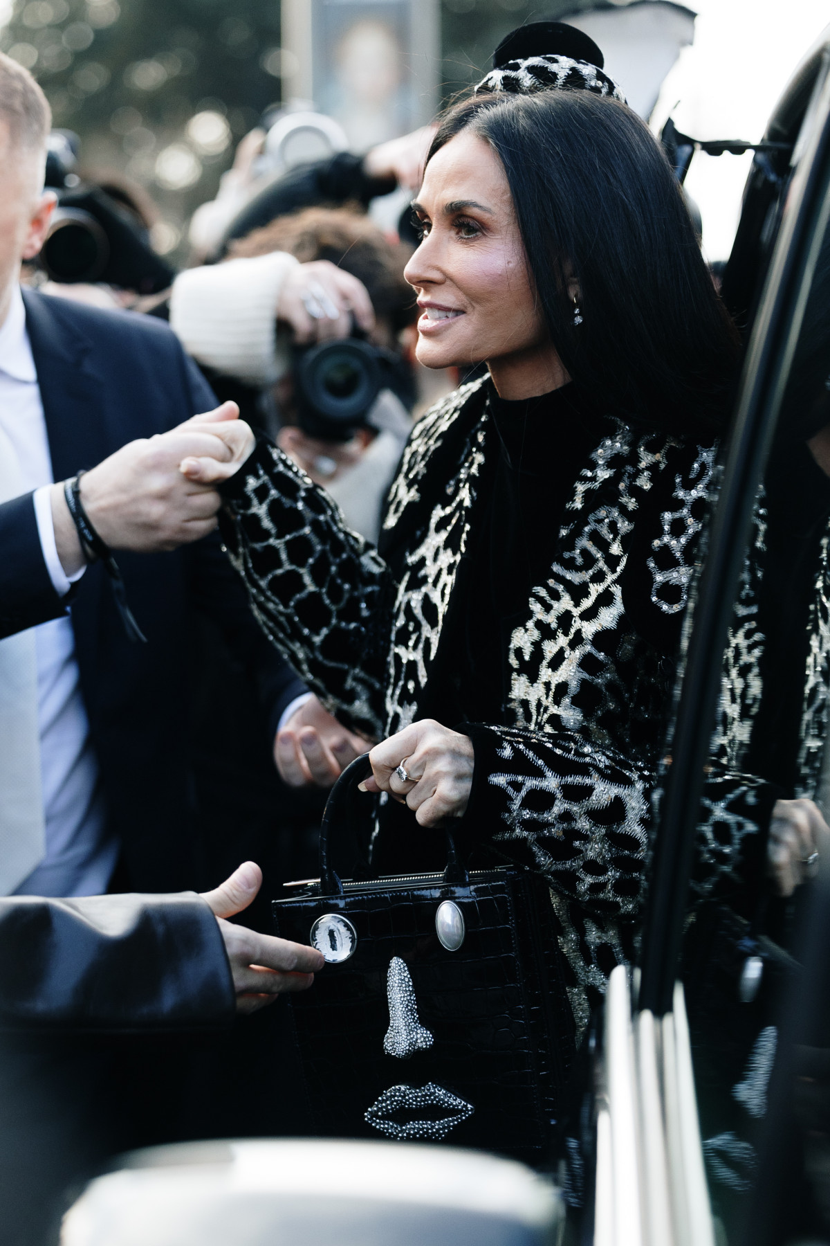 Сяюча Мур в леопарді та Тейлор у прозорій сітці: вбрання на показі Schiaparelli Haute Couture
2