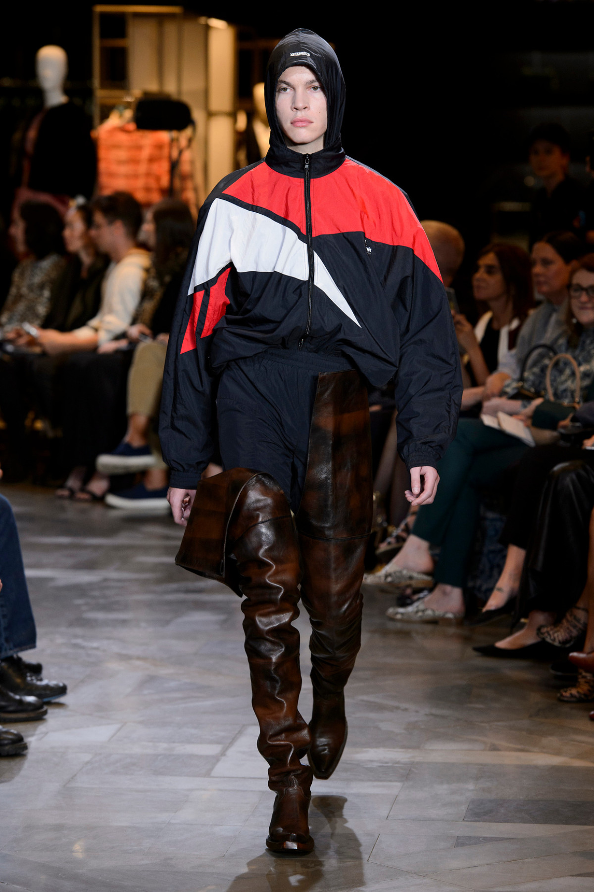 Знову в моді: цей вінтажний елемент стане головним трендом весни.
1