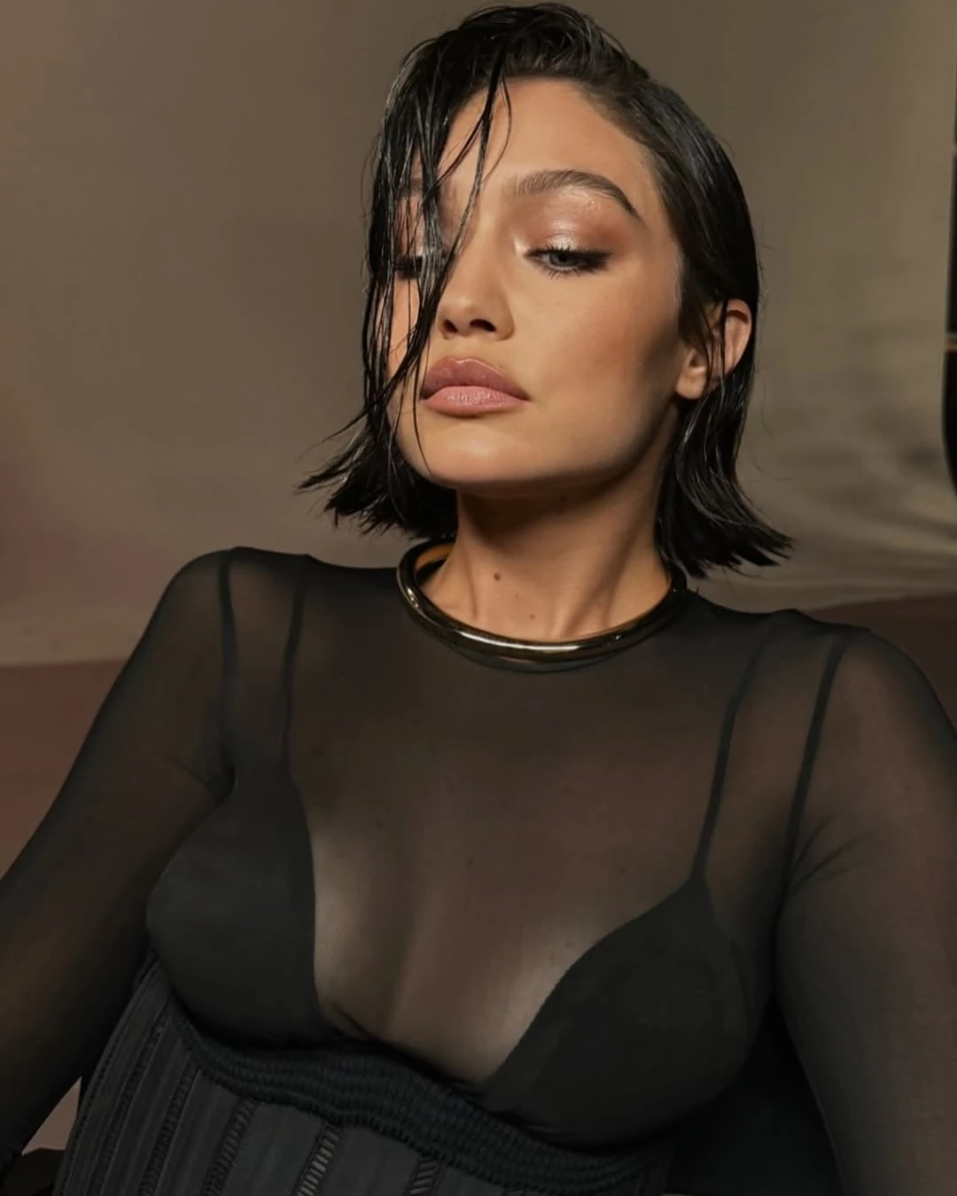 Джіджі Гадід перефарбувалася в темний колір: цей відтінок прогнозують хітом 2026.
0