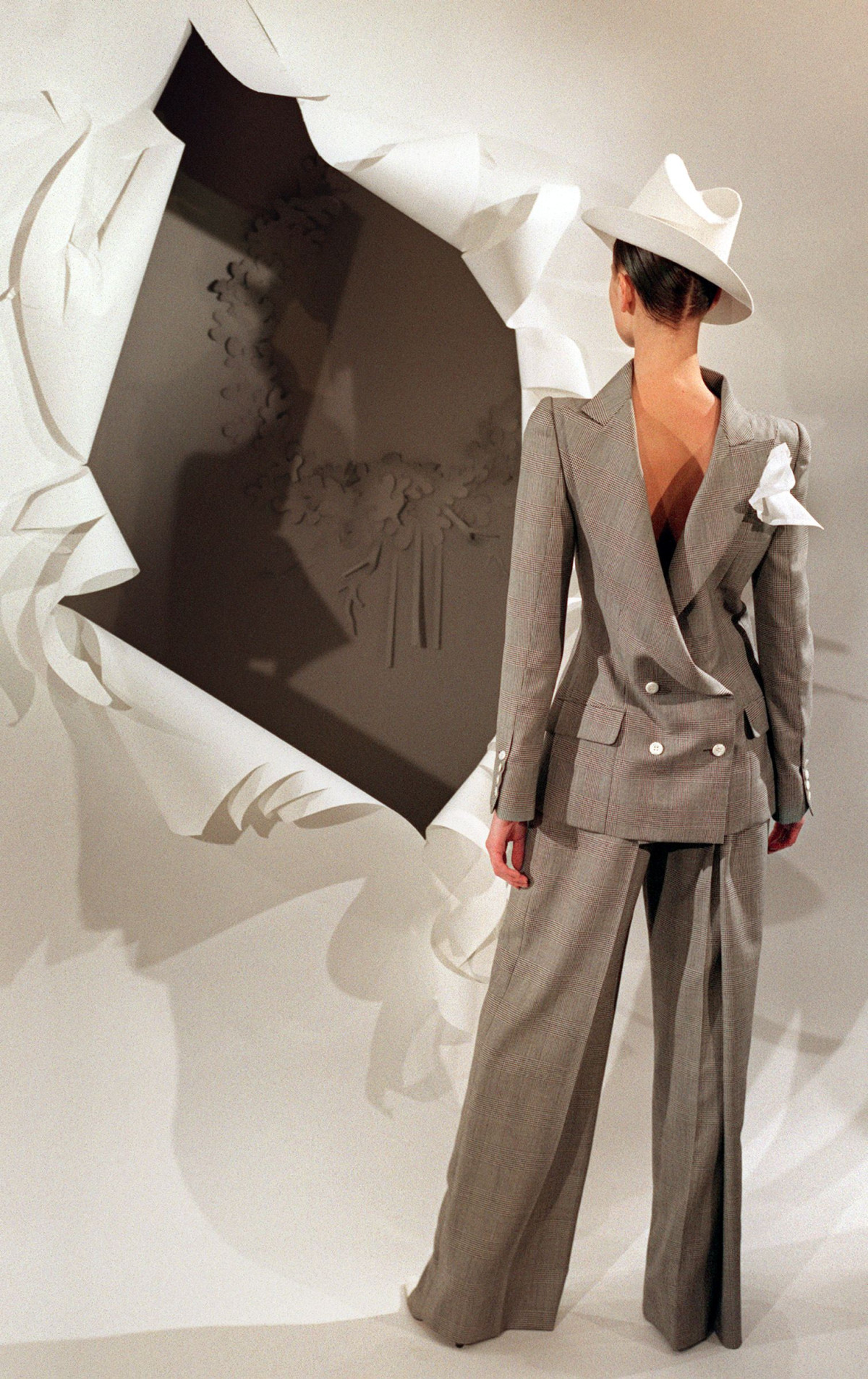 Одяг навпаки: найскандальніша тенденція, що підкорить моду у 2026.
0