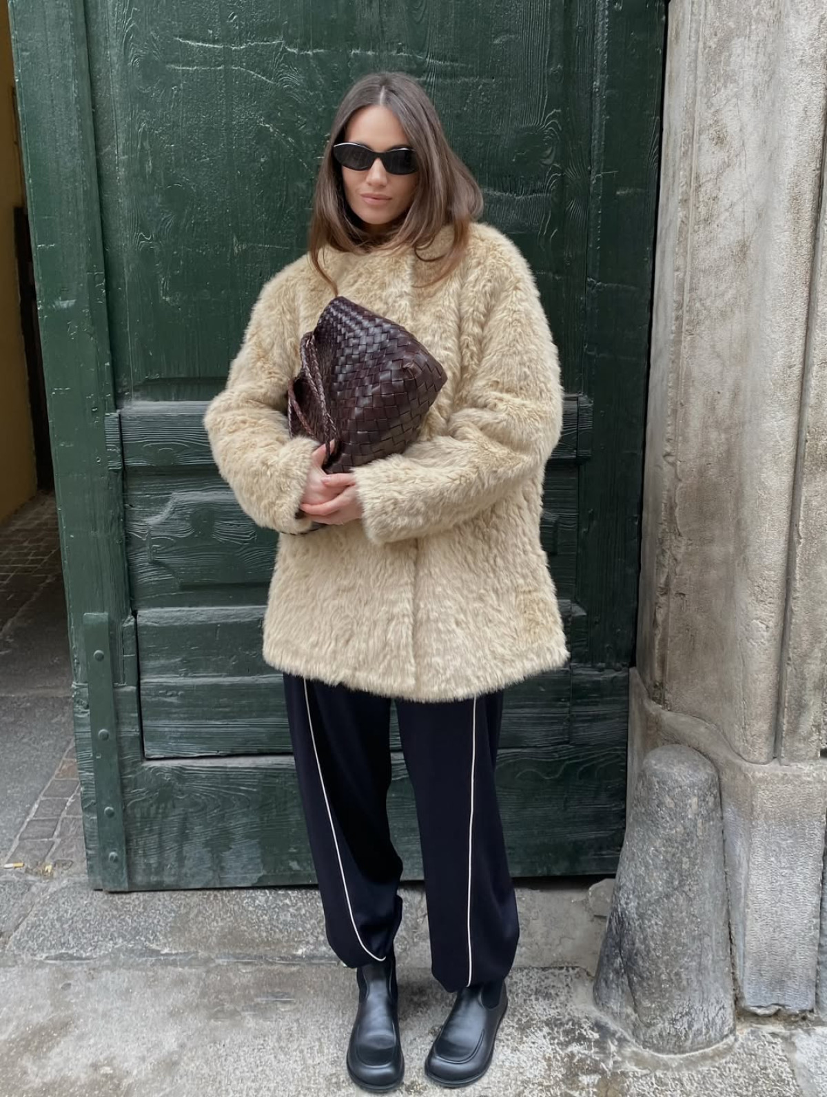 З чим поєднати еко-шубу взимку 2026: 20 стильних луків від модниць
5