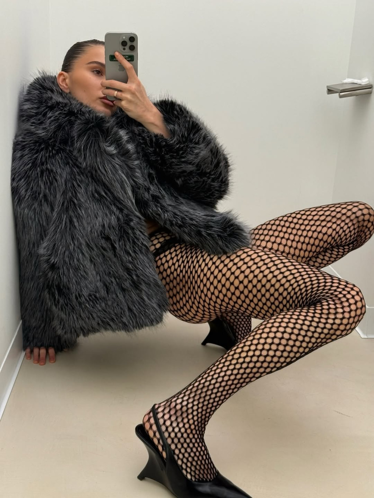 З чим поєднати еко-шубу взимку 2026: 20 стильних луків від модниць
10