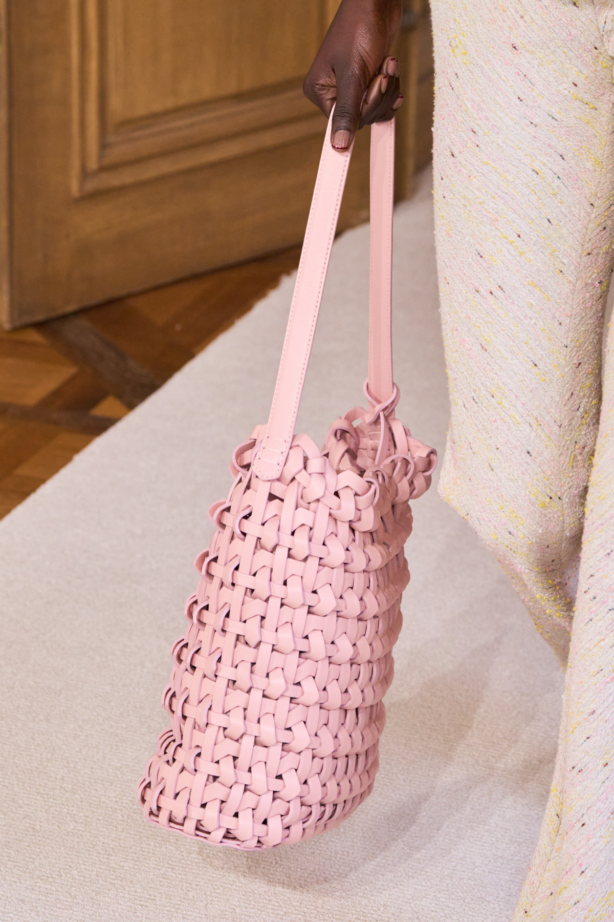 Наймодніші варіанти замість традиційної чорної сумки для поповнення гардеробу у 2026.
7