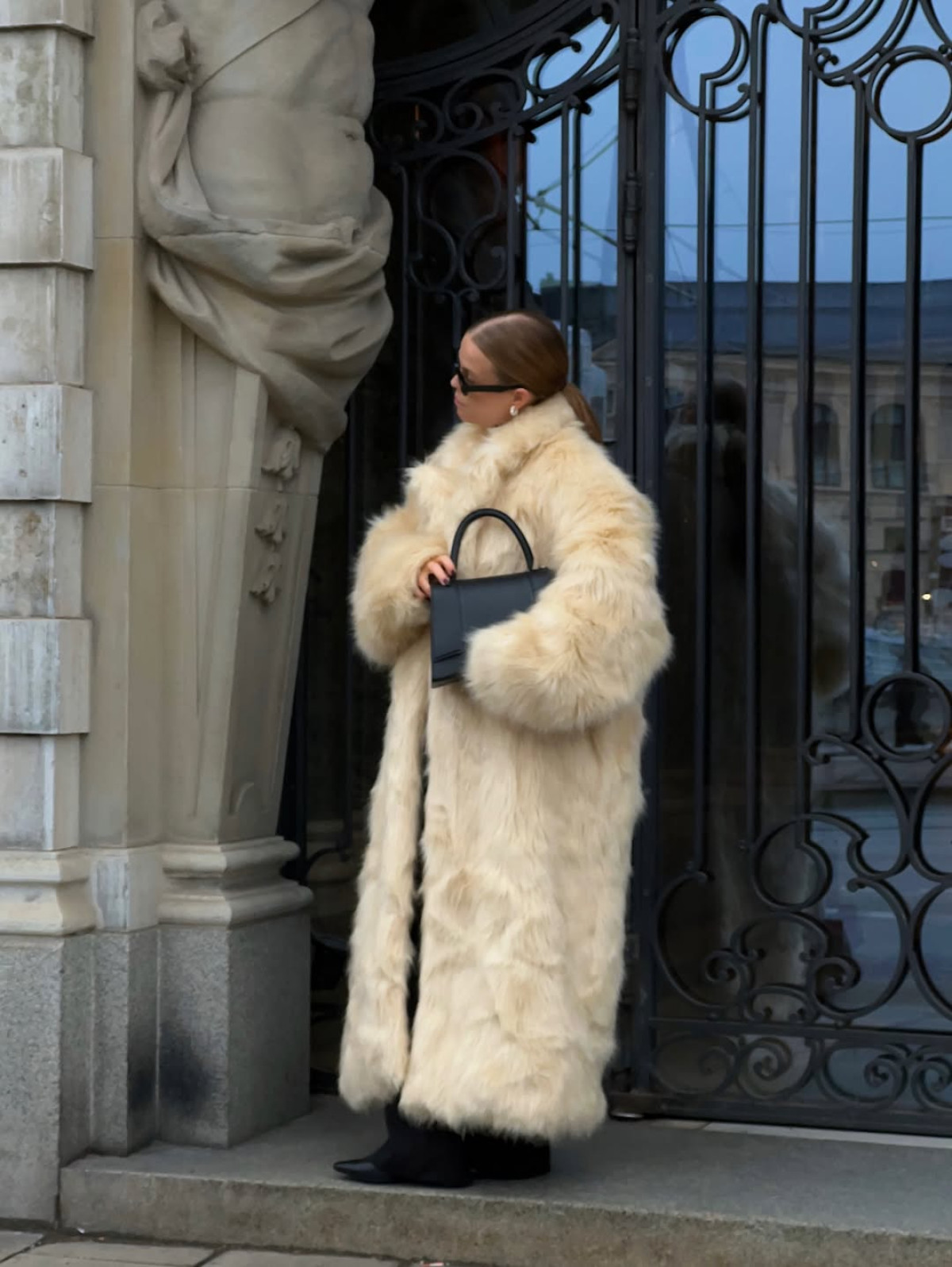 З чим поєднати еко-шубу взимку 2026: 20 стильних луків від модниць
7