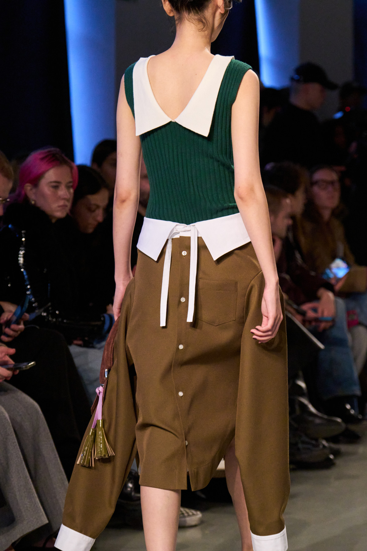 Одяг навпаки: найскандальніша тенденція, що підкорить моду у 2026.
3