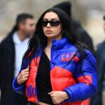 Чарлі XCX з'явилася на кінофестивалі «Санденс» із двома індивідуальними пуховиками The Moment