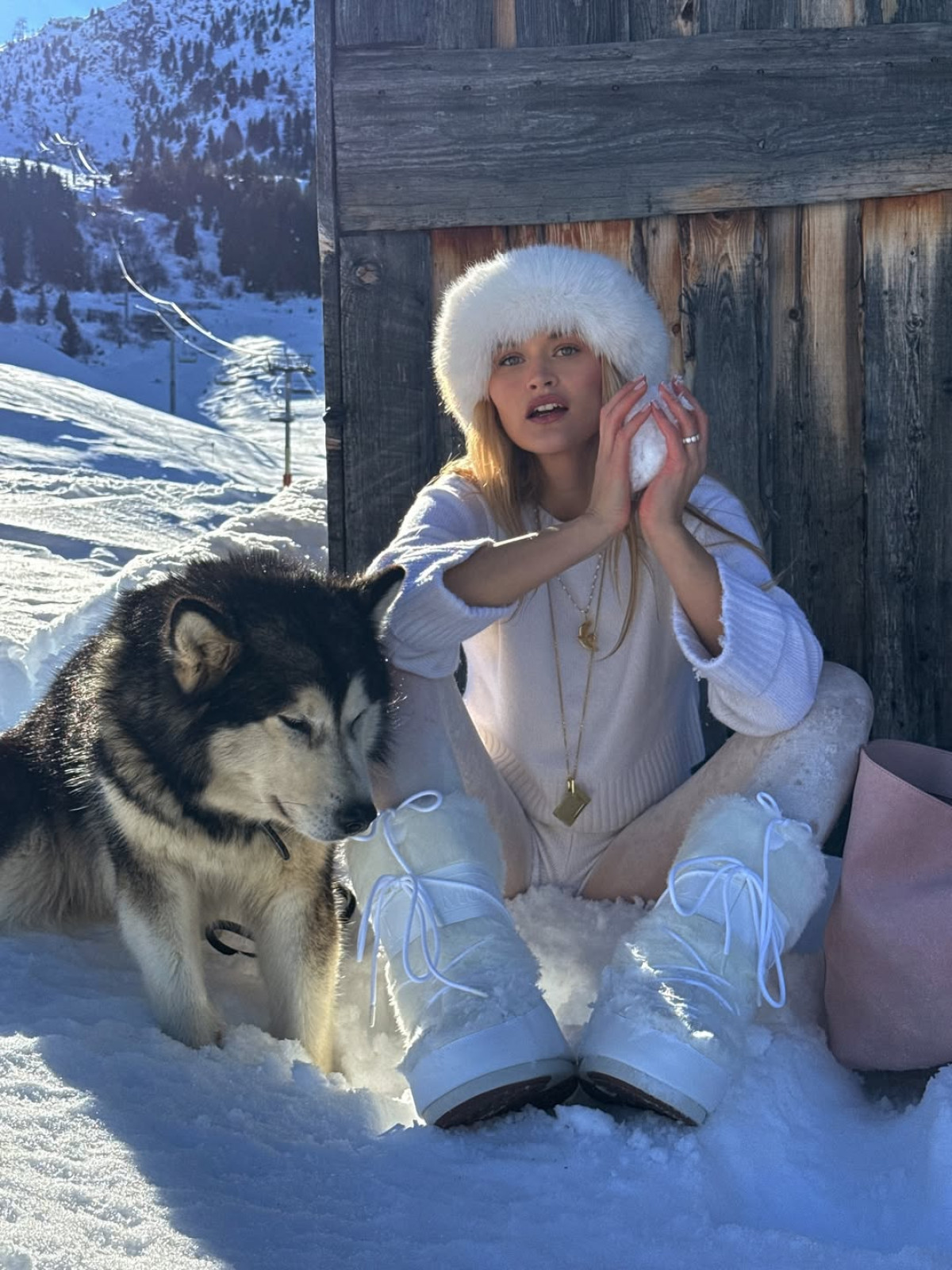 Лосини та боти — вічна комбінація, що зводить з розуму стильних дівчат взимку 2026
6